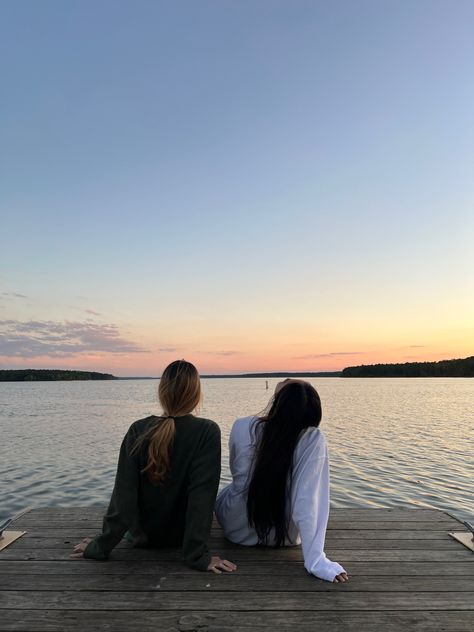 #aesthetic #sunset sunset at lake Summer Instagram Pictures, Lake Outfit, Camping Pics, Cute Beach Pictures, Lake Photoshoot, Sunrise Lake, Sunrise Pictures, Summer Poses, Lake Girl