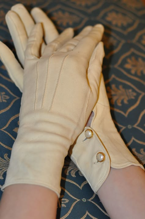 Found these amazing vintage super fine leather gloves in a second hand shop. Discovered they are touch screen compatible! Idda Van Munster, Elegant Gloves, Gloves Fashion, Vintage Gloves, Second Hand Shop, Crochet Gloves, Fashion Mistakes, Patterns Ideas, Mode Vintage