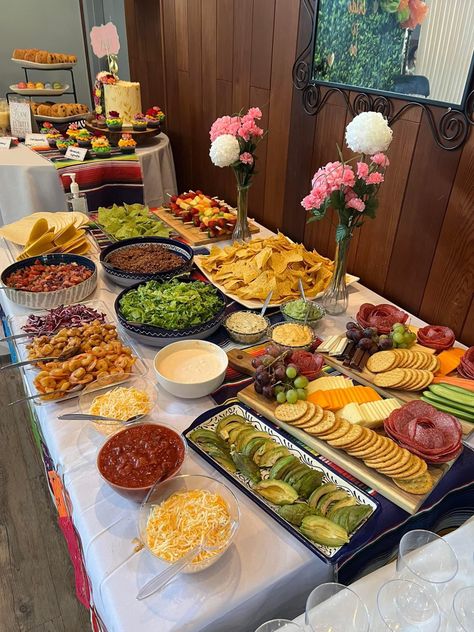 Carne Asada Table Set Up, Brunch Taco Bar, Mexican Food Table Fiesta Party, Mexican Dinner Party Ideas Table Settings Taco Bar, Cute Taco Bar Ideas, Mexican Food Platter, Taco Dinner Party Table Setting, Friendsgiving Taco Bar, At Home Taco Bar