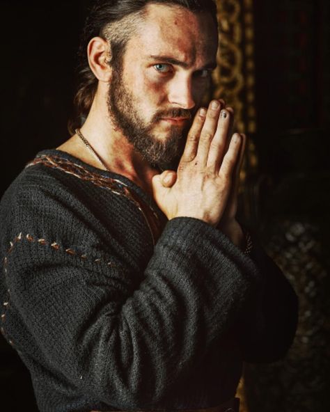 Athelstan, the priest. The wisdom that enchanted Ragnar beyond his beliefs. #athelstan #georgeblagden #vikings #vikingshistory #historychannel #nordic #norsemythology #lothbroks by hail_vikings Athelstan Vikings, Vikings Art, Ragnar Vikings, History Channel Vikings, George Blagden, Vikings Show, Vikings Season, Viking Series, Vikings Tv Series