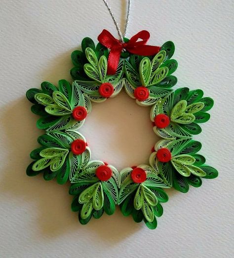 Quilling Christmas Wreath, Quilling Christmas Patterns, Quilled Cards Ideas, Paper Quilling Ornaments, Christmas Card Quilling, Christmas Quilling Cards, Christmas Paper Quilling, Christmas Quilling Ideas, Quilling Christmas Cards