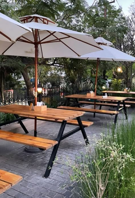 Outdoor Wooden Seating, Cafe Patio Ideas, Outdoor Seating Area Restaurant, Foodcourt Design Outdoor, Open Cafe Outdoor Design, Outdoor Restaurant Ideas, Cafe Umbrella, Outdoor Cafeteria, Beer Garden Ideas