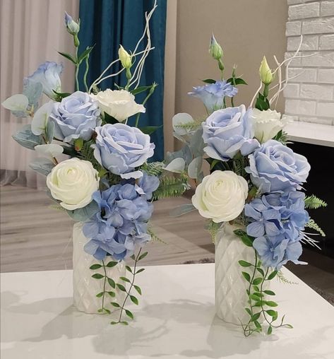 Dusty Blue Theme, Blue Flower Centerpieces, Blue Flower Arrangements, Blue Centerpieces, Flower Displays, Home Decorating Ideas Living Room, Living Room Cozy, White And Blue Flowers, Creative Flower Arrangements