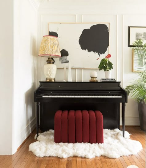 Piano Styling, Piano Room Decor, Piano Living Rooms, Interior Design Country, Piano Decor, Colorful Apartment, Black Piano, Piano Room, Colorful Life