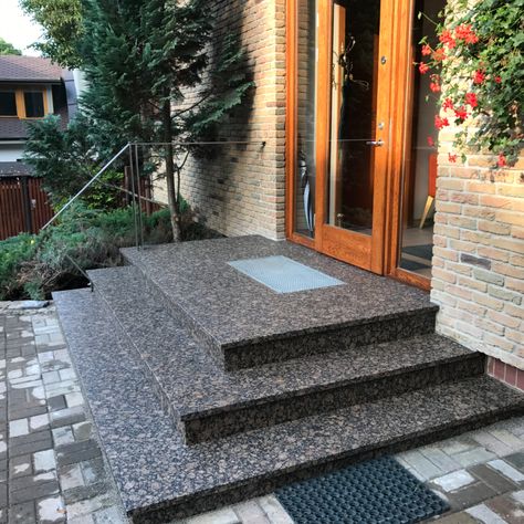 Baltic Brown granite outdoor stairs are a great choice for those who want to create a durable and reliable solution for their exterior. Granite Entrance Steps, Steps Ideas Stairs Outdoor, Granite Stairs Outdoor, Granite House Exterior, Outdoor Stairs Tiles Design, Balcony Granite Flooring Ideas, Granite Ramp Design Entrance, Steps Granite Design, Granite Flooring Design Outdoor