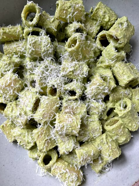 Healthy Pretty Food, Pesto Pasta Dinner, Pasta With Pesto Sauce, Almond Daughter, Pasta Entrees, Pasta With Pesto, Girl Lunch, Avocado Pesto Pasta, Pesto Pasta Recipe