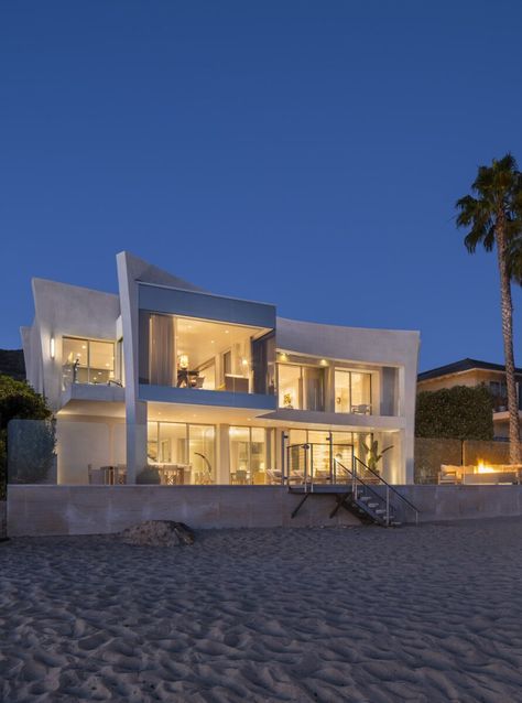 Big Beach House Exterior, Beachfront House Ocean Views, Dream Beach Houses Exterior, Beach House Mansion, Mansion On The Beach, Big Beach House, Beachfront Mansion, Houses By The Beach, Big Mansions