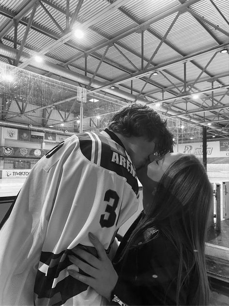 Hannah Wells, Hockey Girlfriend, Hannah Grace, Sports Romance, Ice Breakers, Figure Skater, Hockey Players, Couple Aesthetic, Ice Hockey