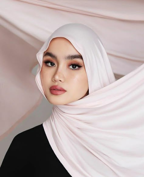 Hijab Model Photography, Shawl Photoshoot, Hijab Photoshoot Ideas, Hijab Catalog, Hijab Portrait, Hijab Shoot, Hijabi Photography, Hijab Business, Scarf Fashion Photography