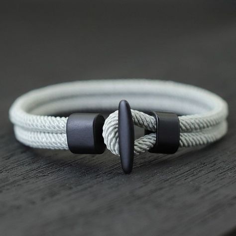 Milan Rope Bracelet, Stylish Outdoor Accessory 🔗 #EDCKnifeBeads #KnifeAccessories #EverydayCarry #EDC #GearCustomization #TacticalBeads #ParacordBeads #HandcraftedBeads #ArtisanBeads #KnifeCollecting #KnifeEnthusiast #GearUpgrade #UniqueBeads #FunctionalArt Survival Bracelet, Thread Jewellery, Paracord Bracelet, Paracord Bracelets, Viking Jewelry, Bracelet Handmade, Outdoor Accessories, Men's Accessories, Paracord