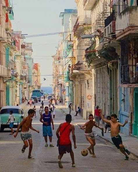 Favelas Brazil, Street Football, Street Soccer, Soccer Photography, Soccer Art, Art Football, Soccer Stadium, Madrid Football, Playing Soccer