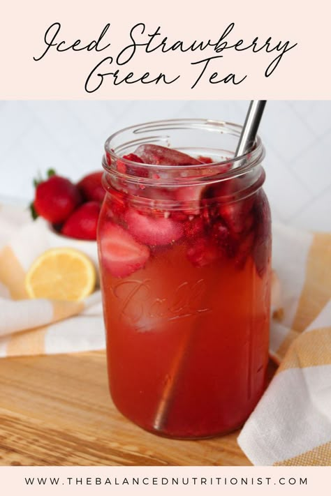 A mason jar full of iced strawberry green tea, garnished with strawberries with a metal straw. Iced Green Tea Recipe, Strawberry Green Tea, Green Tea Drinks, Iced Drinks Recipes, Tea Drink Recipes, Green Tea Recipes, Iced Green Tea, Strawberry Tea, Drink Recipes Nonalcoholic