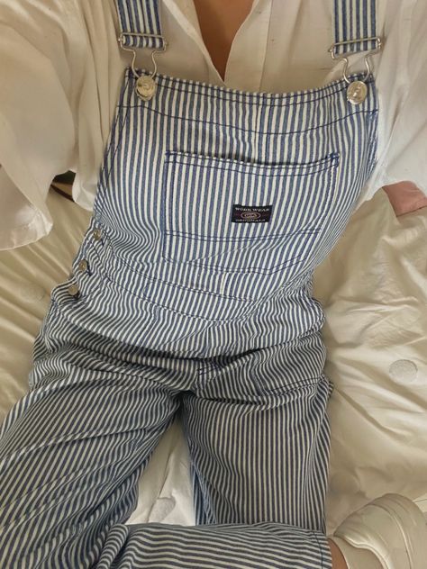 Stripped Overalls Outfits, Striped Dungarees Outfit, Blue Dungarees Outfits, Dungarees Aesthetic, Striped Overalls Outfits, Striped Dungarees, Pinstripe Overalls, Dungarees Outfit, Dungarees Outfits