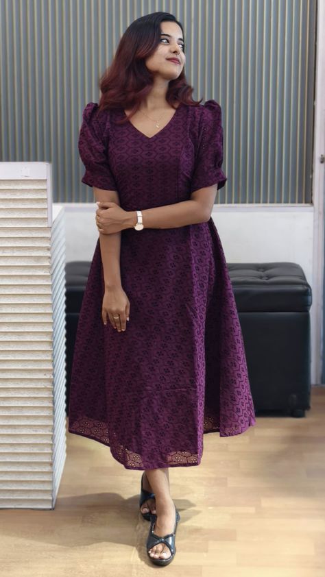 Cotton Gown Pattern, Model Kurtis For Women, Haccoba Frock Ideas, Frocks Long For Women, Tops For Women Long Kurti, Necks For Long Frock, Churidar Bottom Patterns, Kurti For Function, Sudithar Design Cotton