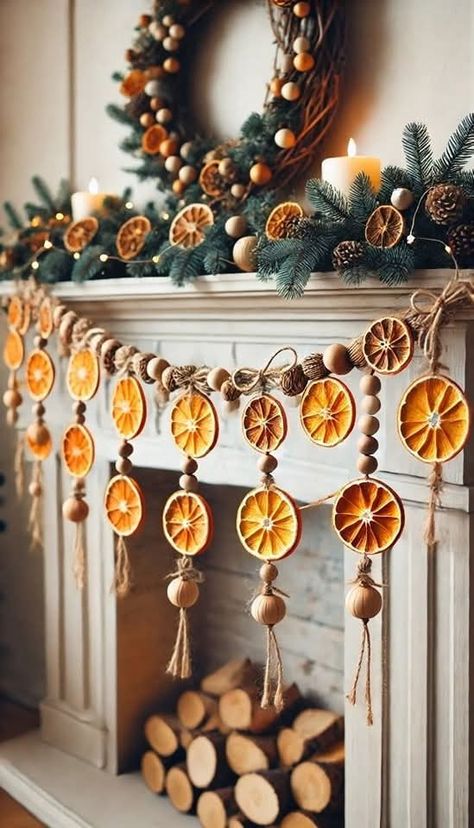 Christmas Living Room Aesthetic Cozy, Dried Orange On Christmas Tree, Dry Orange Garland Diy, Orange Yule Garland, Orange Christmas Tree Garland, Citrus Christmas Garland, Dried Oranges On Christmas Tree, Fruit Christmas Garland, Dried Garland Christmas