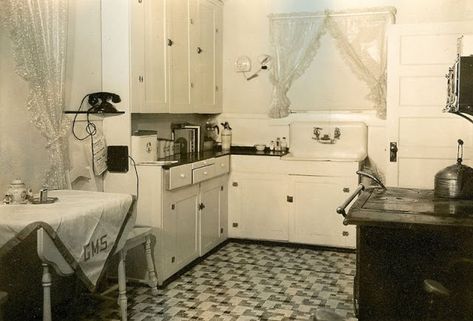 Living in the Thirties: 12 Amazing Found Photos Depict What House Interior Looked Like in the 1930s ~ vintage everyday 1930 Farmhouse Decor, 1930 Interior Design 1930s House Vintage Kitchen, 1940s Farmhouse Interior, 1930s Home Decor Vintage, 1930s House Interior Design, 1920 House Interior Ideas Vintage, Kitchen 1930s House, 1940s House Decor, 1930’s Decor