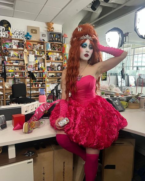 ･ﾟ: *✧ Chappell Roan ✧*:･ﾟ (@chappellroan) • Fotos e vídeos do Instagram Divas Pop, Tiny Desk, Hallowen Costume, Chappell Roan, Halloween Inspo, Music People, Girls Dream, Halloween Outfits, Celebrity Crush