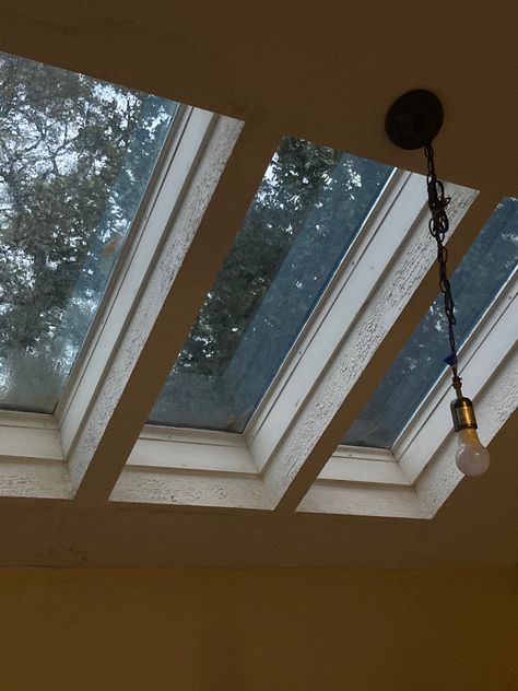 aesthetic rainy day window / skylight Skylight Home Design, Cottage Skylight, Roof Window Aesthetic, Skylight Aesthetic, Skylights Ideas Ceilings, Skylight Home, Rainy Day Window, Skylight House, Skylight Bedroom