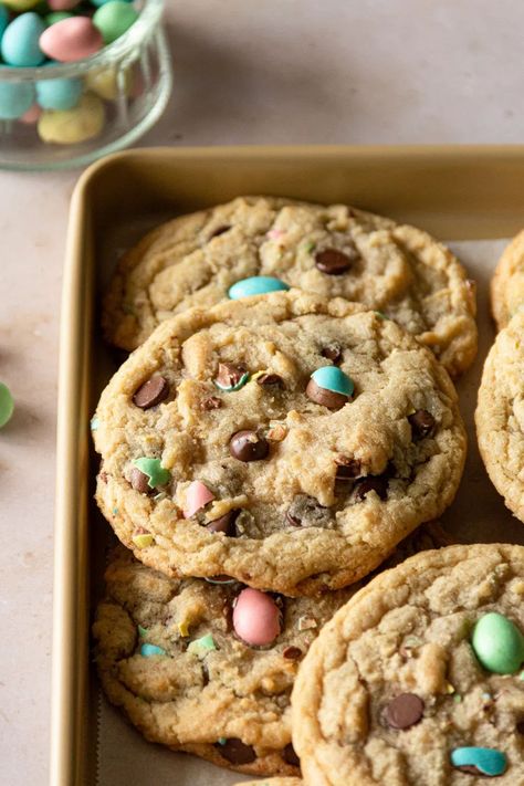 Mini Egg Recipes, Cadbury Mini Egg Cookies, Mini Eggs Cookies, Egg Chocolate, Egg Cookies, Easter Egg Cookies, Easter Desserts, No Egg Cookies, Mini Egg