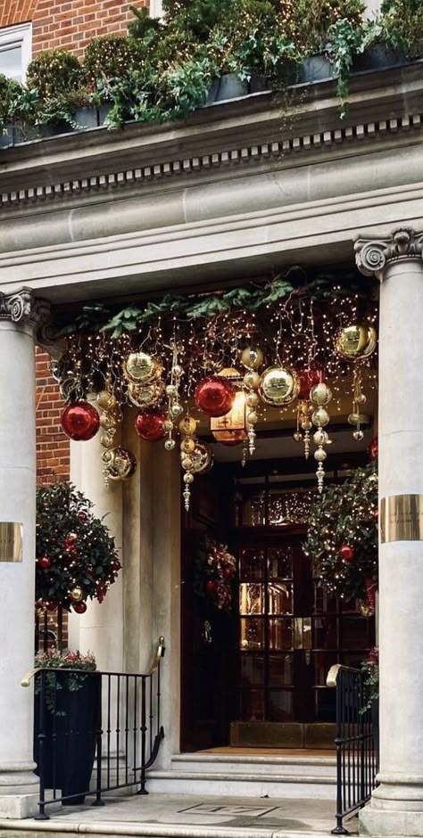 Tudor Christmas Decorations Outside, Christmas Decor For Townhouse, Store Front Christmas Decorating Ideas, Business Door Christmas Decorations, Porch Decor Christmas Ideas, Front Home Christmas Decoration, Professional Christmas Decorating, Exterior Home Christmas Decor, Hanging Porch Christmas Decorations