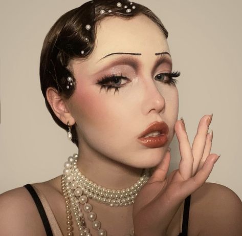 1920 Makeup, Gatsby Makeup, Flapper Makeup, 20s Makeup, Matte Make Up, 1920s Makeup, Vintage Makeup Looks, Mekap Mata, 20 Makeup