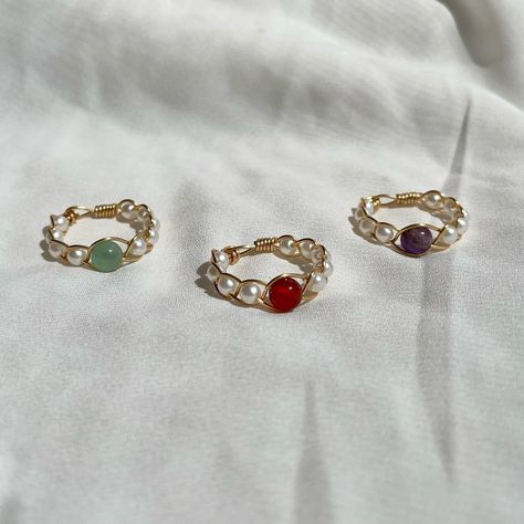 Braided Gemstone and Pearl rings 💗 • • • #wirewrappedjewelry #wirewrappedring #wirewrapping #wirewrappedcrystals #etsyseller #etsysellersofinstagram #etsyhandmade #etsyhandmadejewelry #shopsmall #etsyjewelry #handmadejewelry Diy Wire Bead Rings, Simple Wire Rings, Cute Wire Rings, Braided Wire Ring, Diy Stone Rings, Wire Rings Tutorial, Pearl Ring Gold, Gold Wire Ring, Diy Wire Jewelry Rings