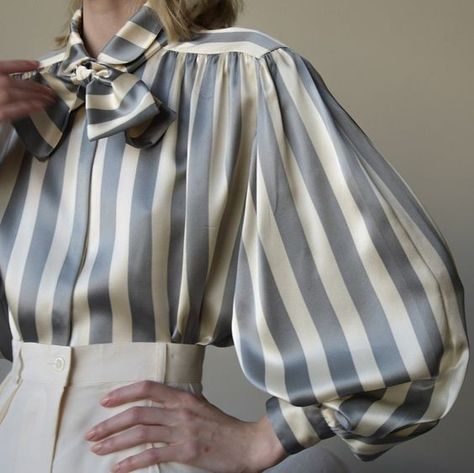 Detail Couture, Mode Kimono, Satin Bluse, Fashion Tops Blouse, Fashionista Clothes, Satin Blouse, Fashion Design Clothes, Mode Inspiration, Striped Blouse