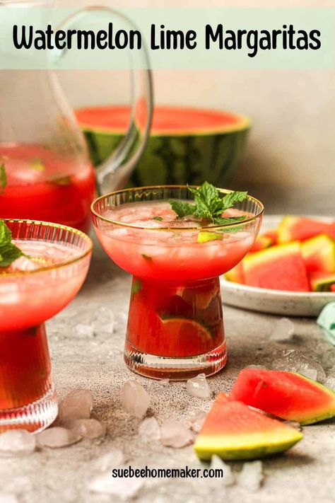 Cheers to Watermelon Margaritas on a hot summer day! These simple cocktails combine fresh watermelon juice, silver tequila, freshly squeezed limes, and agave nectar to sweeten. Add plenty of mint and lime slices, and enjoy! Homemaker Recipes, Fresh Watermelon Juice, Simple Cocktails, Watermelon Margaritas, Watermelon Mojito, Watermelon Drink, Perfect Margarita, Summertime Recipes, Fresh Fruit Recipes