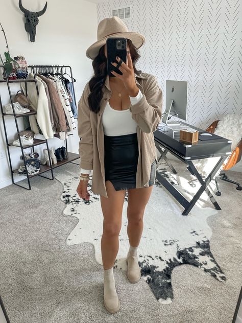 Corduroy Shacket Outfit, Boho Fall Style, Boots And Skirt Outfit, Mini Skirt Outfit Fall, Black Leather Skirt Outfit, Leather Mini Skirt Outfit, Black Mini Skirt Outfit, Shacket Outfit, Chelsea Boots Outfit