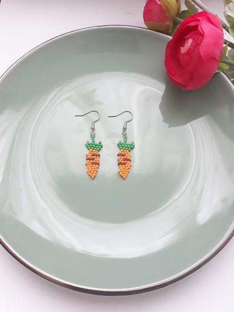 Carrot Necklace, Carrot Earrings, Vegetable Jewelry, Seed Bead Crafts, Easter Earrings, Thread Bracelets, Orange Earrings, Earrings Beaded, Miyuki Beads