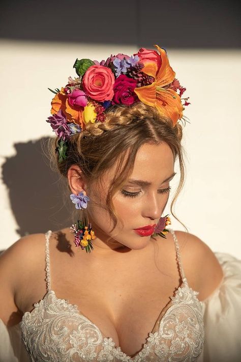 Mexican Flower Headpiece, Mexican Flower Hair Pieces, Colorful Flower Crown Wedding, Mexican Flower Crown Wedding, Hair Styles With Roses, Flower Headpiece Bride, Mexican Floral Headpiece, Frida Flower Crown, Mexican Headband Flowers