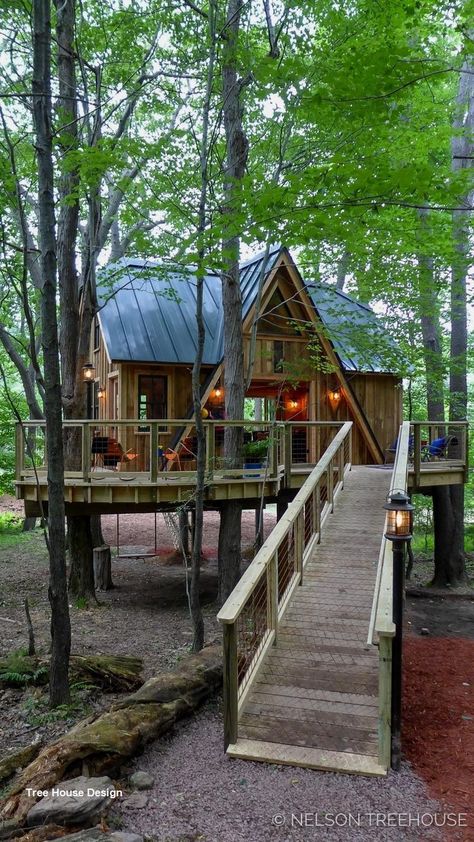 Adult Tree House, Beautiful Tree Houses, Treehouse Masters, Treehouse Cabins, Tree House Plans, Tree House Diy, Cool Tree Houses, Tree House Designs, Diy Tree