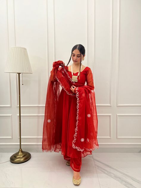 Newly Wed Bride Look, Newly Married Indian Outfit Ideas, Newly Wed Bride Outfits Indian, Newly Married Look Indian Suit, Indian Newly Married Look, Newly Bride Suits, Wedding Reception Guest Outfit Indian, Punjabi Wedding Outfits Guest, Married Women Outfits