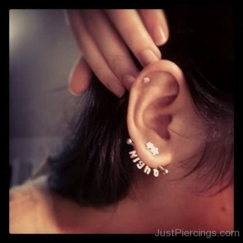 Transverse Lobe Piercing, Transverse Lobe, Unique Piercings, Piercing Unique, Piercings Unique, Lobe Piercing, Piercings, Fashion Inspo, Stud Earrings