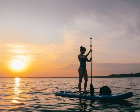 Volleyball On Paddle Boards, Kayak Pictures, Beach Photography Friends, Friend Beach Poses, Paddle Boarding Pictures, Summer List, Paddle Surf, Sup Stand Up Paddle, Sunset Lake