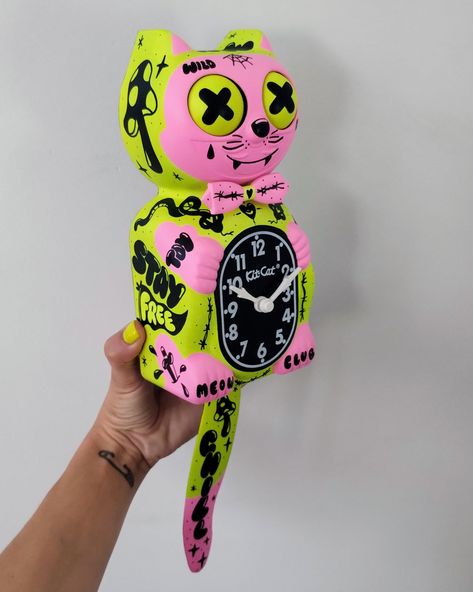 Neon Pop Kit-cat Klock© Custom Clock Fluorescent Colors Hype Tattoos Original Art Hand Painted X Gabbie One of a Kind - Etsy UK Game Corner, Weird Furniture, Custom Painted Furniture, 2024 Wishlist, Custom Clocks, Cat Clock, Crust Punk, Funky Decor, Goth Home