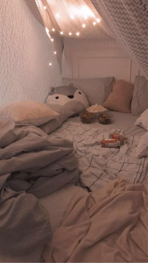 ✬ cute room designs ✬ Cute Sleepover Room Ideas, Fort For Sleepovers, Aesthetic Blanket Fort, Bed Fort Ideas Diy, Easy Blanket Fort Ideas, Fort Inspo Easy, Blanket Nest Aesthetic, Cute Fort Ideas, Sleepover Room Ideas