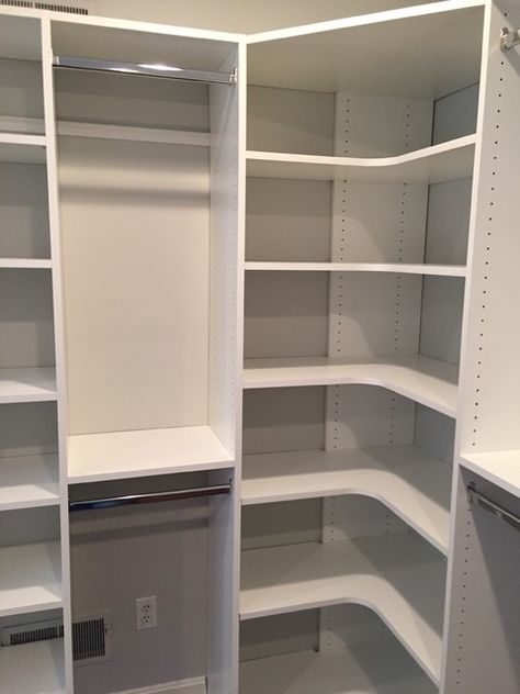 Corner Closet Shelves, Corner Closet Organizer, Organiser Son Dressing, Closet Redo, Corner Closet, Closet Planning, Walking Closet, Corner Wardrobe, White Closet