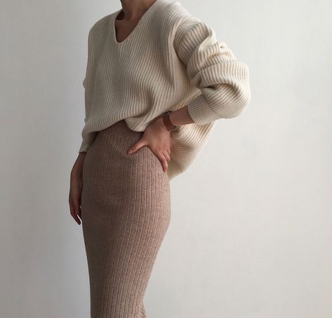 Neutral Flowy Outfits, Outdoor Academia Outfit, Cream Colored Sweater Outfits, Cream Color Outfits, Cream Colored Outfits, Flowy Sweater, Cozy Knitwear, Look Zara, Outfit Autumn