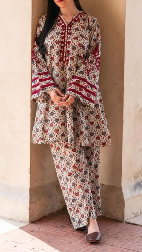 Short Frock Suit Design, Short Frock With Shalwar, Frock Shalwar Design For Women, Short Frock Designs Pakistani, Printed Cotton Suit Designs, Dress Designs For Stitching, Simple Dress Casual, Short Frock, Printed Suit