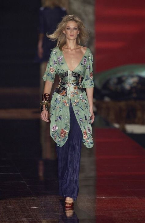 Roberto Cavalli 2003, Classy Colours, 2003 Runway, Fashion 1990s, Celebrity Fashion Outfits, International Fashion Designers, Spring Couture, Kim Kardashian Red Carpet, Victoria Dress