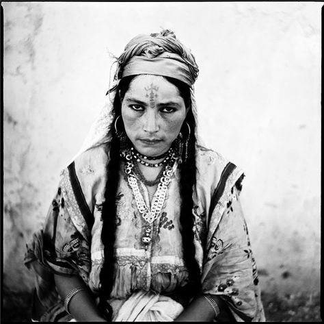 Stunning Portraits of Algerian Women Who Were Forced to Remove Their Veils to be Photographed in 1960 Berber Tattoo, History Tattoos, Facial Tattoos, Portrait Vintage, We Are The World, Berber Women, Vintage Portraits, People Of The World, World Cultures