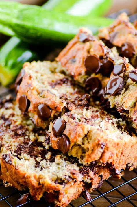 It's hard to believe this indulgent chocolate chip bread is full of fruits and vegetables! Choco Recipes, Zucchini Banana Bread Recipes, Banana Zucchini, Chocolate Chip Zucchini Bread, Zucchini Banana, Zucchini Banana Bread, Chocolate Chip Bread, Diy Easy Recipes, Zucchini Bread Recipes