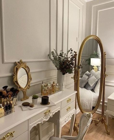 Glinda Aesthetic Room, Alix Earle Bedroom, Small Old Money Bedroom, Room Ideas Aesthetic Old Money, Rooms With Gold Accents, Gold Vintage Room Aesthetic, Old Money Room Inspo Bedroom, 20s Bedroom Aesthetic, Classy Aesthetic Bedroom