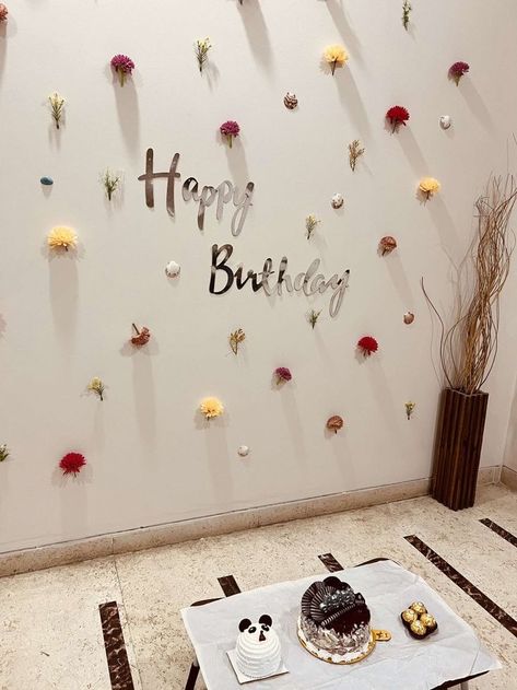 Simple Photo Booth Backdrop, Simple 22 Birthday Decorations, Simple 30th Birthday Decorations, Simple Bday Decorations At Home, Earthy Birthday Party Decor, Simple Birthday Backdrop Ideas, 25th Birthday Ideas For Her Decoration, Birthday Decorations For Mom, Celebration Decoration Ideas