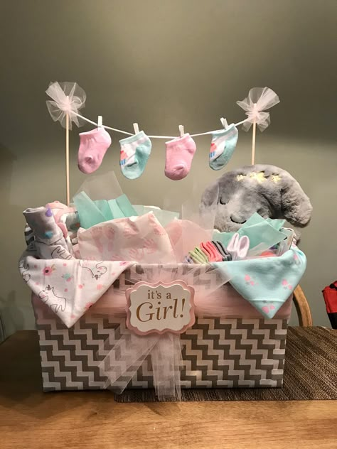 Baby Shower Wardrobe Gift, Laundry Basket Gift Ideas, Baby Shower Girl Gifts Basket, Baby Girl Gift Basket, Shower Baskets, Basket Gift Ideas, Baby Shower Gift Box, Girl Gift Baskets, Idee Babyshower