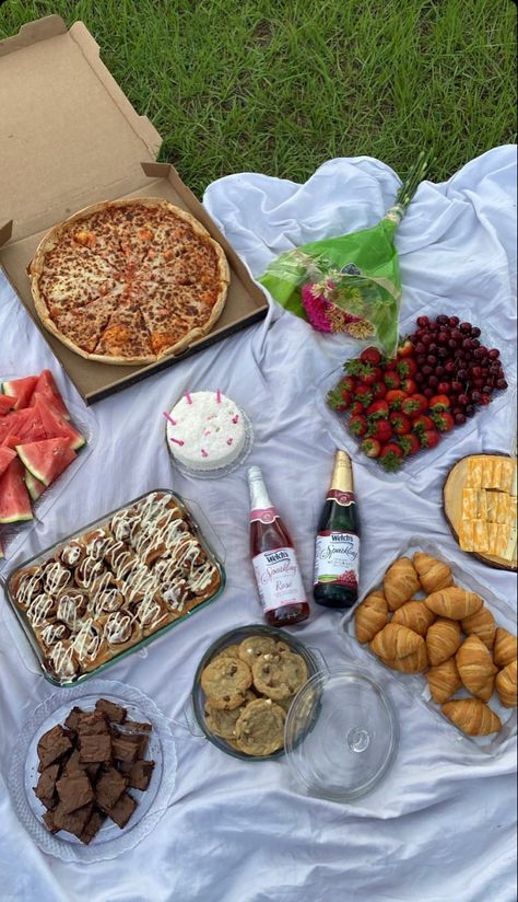 Picnic Ideas Food, Aesthetic Besties, Picnic Date Food, Picnic Planning, Picnic Snacks, Cozy Seating Area, Picnic Birthday Party, Most Paused Movie Scenes, Birthday Aesthetic