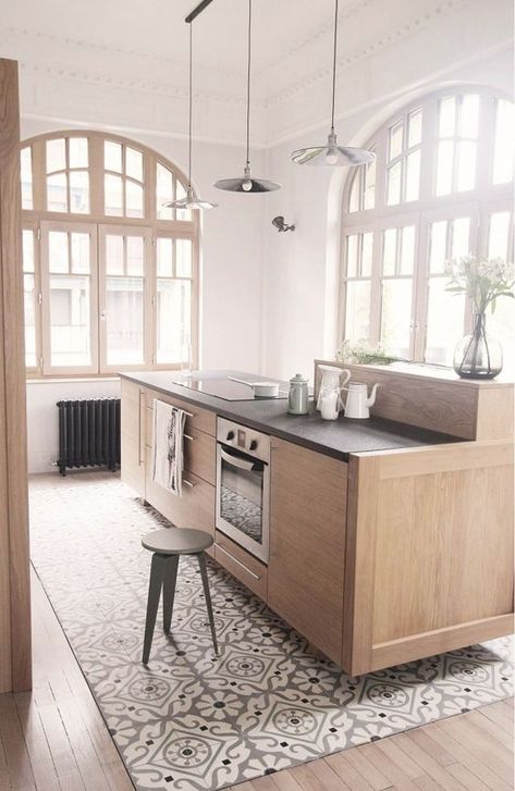 mosaic tiles under the kitchen island and light colored laminate all around Design Interior Modern, Casa Vintage, Kitchen Floor Tile, Wooden Kitchen, Wood Kitchen, Kitchen Tiles, Dream Homes, Home Fashion, Kitchen Flooring