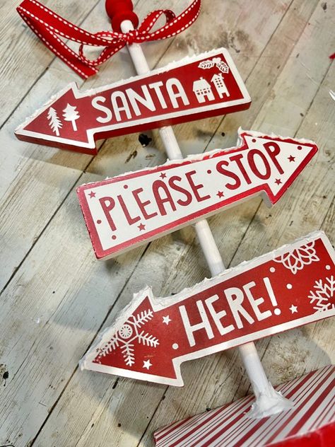 Christmas Signpost Diy, Santa Stops Here Sign, Diy Santa Stop Here Sign, Christmas Handmade Crafts, Santa House Diy, Santa Stop Here Sign Diy, Santa Diy Decorations, Santa Diy, Xmas Signs