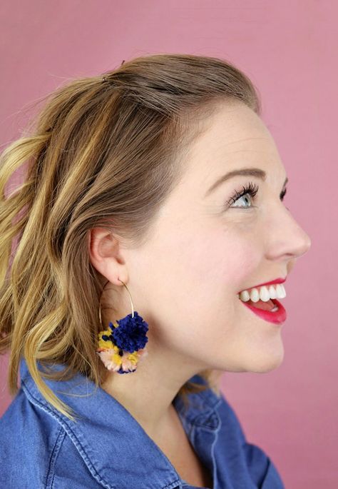 DIY pom pom earrings Diy Statement Earrings, Thoughtful Diy Gifts, Pom Pom Ideas, Pom Pom Jewelry, Earrings Crafts, Hoop Earrings Diy, Gold Bar Earrings Studs, Gifts For Teenage Girls, Pom Earrings